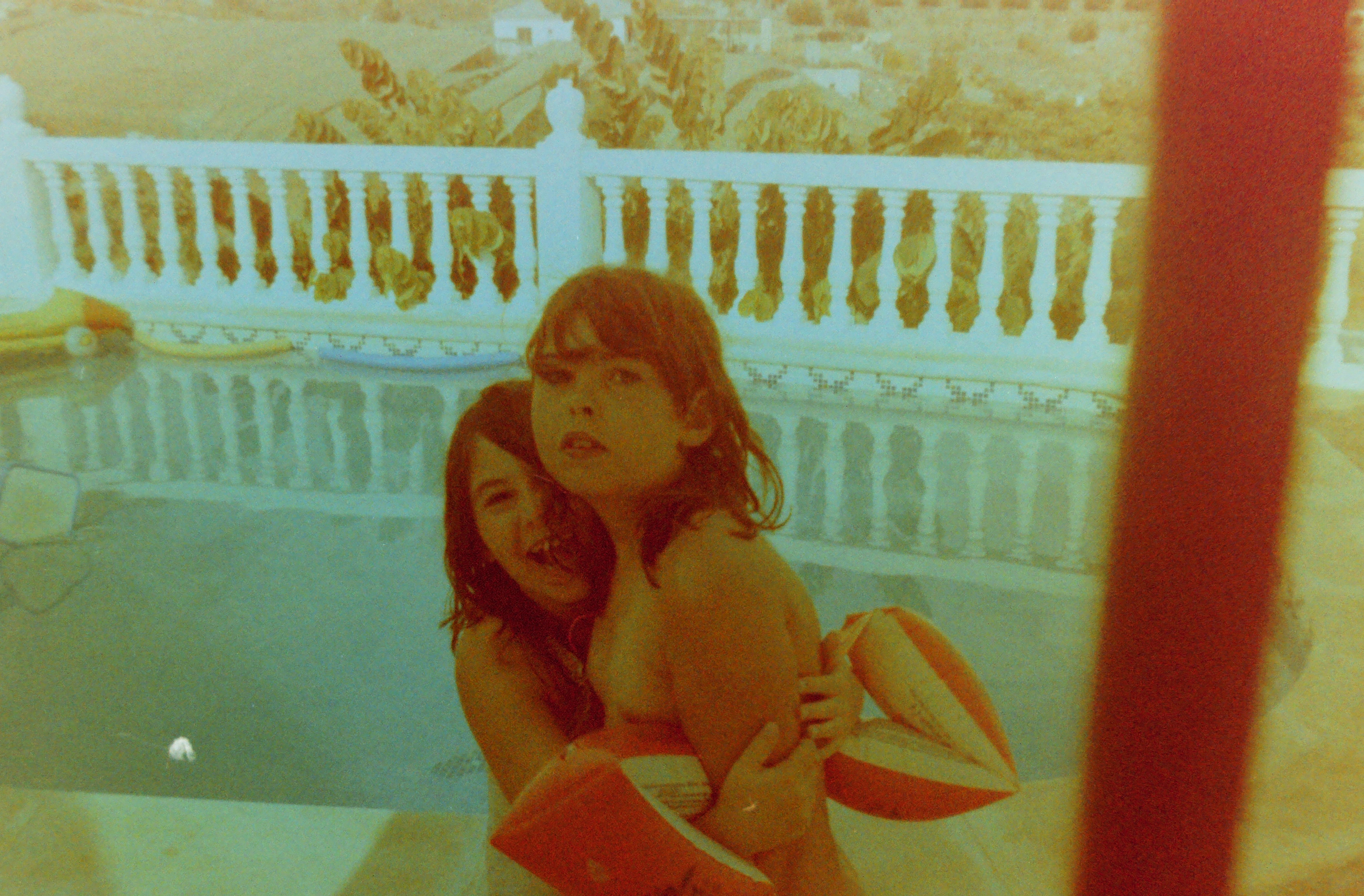Dos niñas en una piscina fotografiadas en un carrete caducado